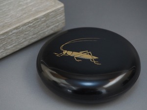 A2356 黒塗 虫蒔絵 平香合 化粧箱付 ☆ 茶道具 茶器 抹茶器 抹茶道具 茶懐石 茶事 茶の湯 漆器 木製 香合 合子 香盒 盒子 美品 良品 無傷