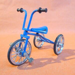 f528 三輪車ミニチュア 自転車置物 インテリア 可動式 昔ながらの三輪車模型 1/10スケール/60