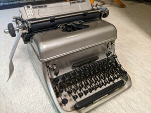 レミントン　REMINGTON　アンティーク　タイプライター　ガンメタ　シルバー色　12kg
