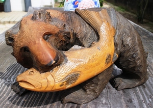 (0718)　北海道　民芸　木彫　一刀彫　熊　置物　　長さ 36cm　高さ 21cm