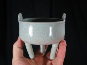 ｃ　宋代青磁三足香炉 宋時代　中国　磁器　遺跡発掘品　/　水滴　陶器　副葬品　墳墓　埋蔵文化財　高麗青磁　青磁