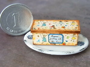 ミニチュアドールハウス ミニチュア焼き菓子 カスタムブライス の小物にも　アンティーク木箱　アンティーク皿　バナナ パウンドケーキ