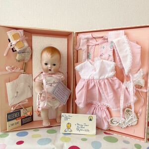 2000年発売　Danbury Mint Tiny Tears Porcelain Doll Trunk Set タイニーティアーズ　ベビードールセット　ポーセリン