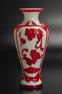 清 白地套红料螭龙纹瓶 来源 纽约苏富比 1990年4月11日 Lot228 共箱 中国 古美術