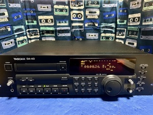 TASCAM　タスカム　高級プロ業務用DATデッキ　DA-40　動作確認品　　おまけで日本語取説および希少なサービスマニュアル付属 EXCELLENT８