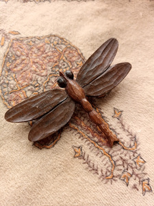トンボのブローチ　木製　ハンドメイド　国産　８ｘ５ｃｍ　木彫り　精緻な作り　薄くて軽い
