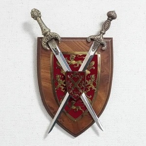 スペイン製　鎧と甲冑の壁掛け　スオード　ナイフの壁掛け飾り　地中海