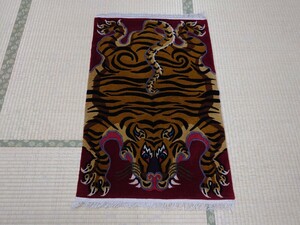 送料無料 手織り 羊毛 98 60.5 チベタンタイガー 絨毯 カーペット ラグ マット タイガー 虎 未使用 ネパール チベット 検索 段通