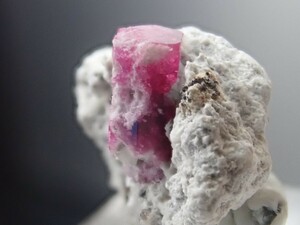 【母岩付】宝石質　レッドベリル　ビクスバイト　赤いエメラルド　原石　標本