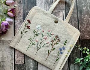 両面刺繍 handmade野花の手刺繍 仕切り付きバッグ (内布ブルー系)ハンドメイド コットンリネン バッグインバッグ プレゼント　通帳ケース