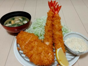 本物そっくり！！実物大.*【食品サンプル】ロースとんかつ&海老フライ2本(タルタルソース、キャベツ千切り、レモン)★味噌汁付き 