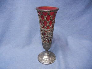 イギリス　フランスなどの西洋アンティーク　古い　赤いガラスの花瓶　骨組み銀色の金属製　