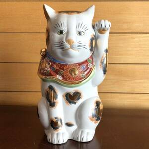 ●九谷八幡窯 招き猫 置物 猫 縁起物 陶器 商売繁盛 招福 オブジェ 三毛猫 九谷焼 高さ30㎝　V26