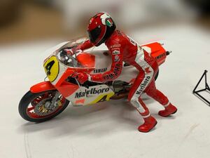 1/12 YAMAHA YZR500 ② ケニー・ロバーツ　完成品　スターティングフィギュア付き　マルボロ　キングケニー　ヤマハ 