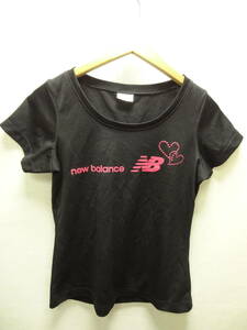 全国送料無料 ニューバランス new balance レディース 黒色ポリエステル100%素材 ピンク色ロゴ半袖スポーツTシャツ M
