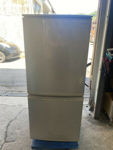 【１３－８８】直接引き取り大歓迎！冷凍冷蔵庫 SHARP SJ-D14F-S 2020年製 シルバー系 137L シャープ ノンフロン 冷凍庫 冷蔵庫 中古品