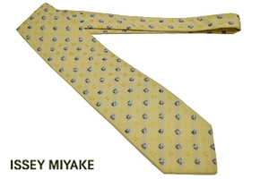 N-1221★送料無料★超美品★ISSEY MIYAKE イッセイミヤケ★日本製 ベージュ色 小紋柄 織り生地 シルクネクタイ