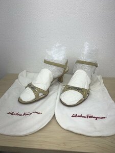 Salvatore Ferragamo/サルバトーレ フェラガモ エナメル　サンダル　ベージュ系　サイズ6 　kyK3974K