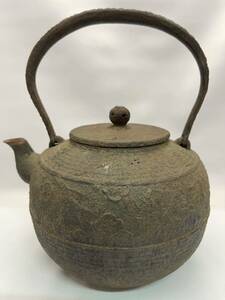 時代　鉄瓶　煎茶道具　梅地紋　漏れ無し　容量1100　鉄蓋　サイズ17.3×15.2 高さ20.8 