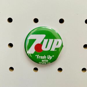 《災害支援チャリティー缶バッジ》ラベル アメリカン 缶バッジ 寄付金 7UP A-8