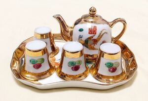 中華茶器　ミニチュア　金彩鳳凰柄トレ－＆ティ－ポット＆湯のみ4客　置物　飾り物