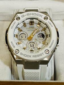 カシオG−SHOCK、GST−W300、アナデジ電波ソーラー腕時計、ホワイト