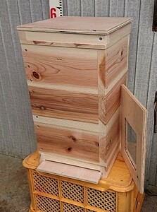 送料無料３段・日本蜜蜂・給餌・メントール対応すのこ式中蓋付　杉28mm角３段重箱式巣箱・トリカルネット・網付底板付き ２８型