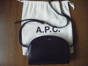 A.P.C.・アーペーセー・ハーフムーン・ショルダーバッグ・黒ブラック