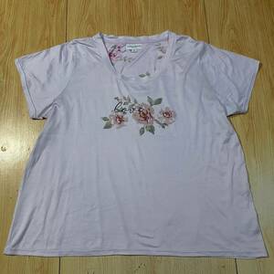 即決・輸入古着・クリックポスト発送・LAURA ASHLEY・ローラアシュレイの花柄プリント入りのＴシャツ・１Ｘ(３XLくらいです)