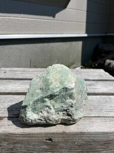 激レア　北海道　日高翡翠　クロム透輝石　超希少　国産鉱物　1788g　淡い緑にクロムスピネルが映える、日高ヒスイらしい逸品！