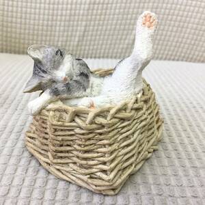 [雑貨] 置物 猫と籠 可愛い ねこちゃん お昼寝 寝てる 寝顔 動物 アニマル ネコ インテリア ほのぼの