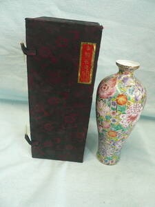 ●景徳鎮製　花紋花瓶　ガラス製？　外箱付　中国　当時物
