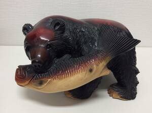 ■4948　熊 鮭 置物 インテリア 木彫り 白伊 縁起物 長期保管 ※状態は写真をご確認ください。