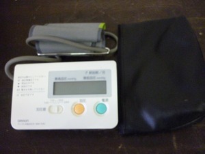 B699★OMRON オムロン デジタル自動血圧計 HEM-705C 収納ポーチ付き 電池式 健康管理 動作確認済 中古 現状品