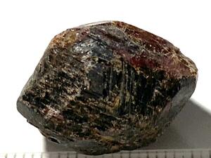 小さな満礬柘榴石（スペッサルティン）単結晶・5-10・10g（中国産鉱物標本）