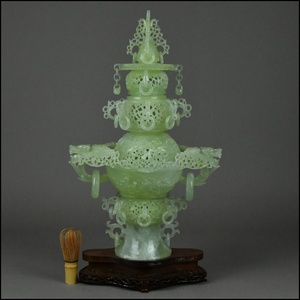 中国美術 唐物 翡翠 玉石製 特大 細密彫 遊環耳付大香炉 唐木台 置物 高さ55cm