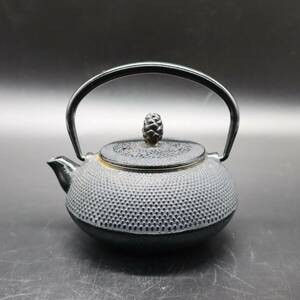 ◇ 茶器 茶道具｜レトロな鉄瓶 TEAPOT｜南部鉄器 茶瓶 鉄瓶 アンティーク｜松ぼっくり 刻印あり レトロ　伝統工芸品■O9624