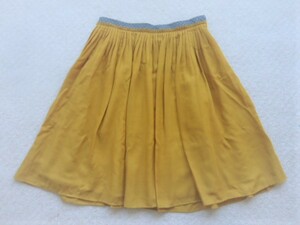 ■ SUIVI. (オンワード樫山)■からし色のプリーツスカート　サイズ W65-69■