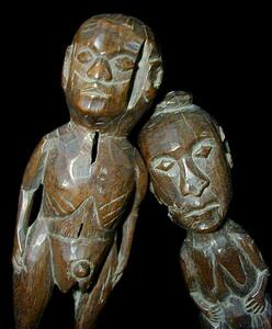 インドネシア・ティモール島の化石化した不思議な祖先夫婦像
