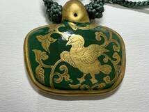 未使用　岩戸耀平　染付陶匠耀平　オリエンタルな金の鳥のペンダント　陶磁　金彩　グリーン×ゴールド