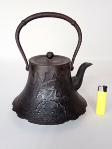 南部鉄瓶２　穴開き天祐堂１　富士型馬の図柄　高さ約２６cm(取手上まで) 煎茶道具 時代物 骨董金属工芸品　鉄鋳物鋳造　古道具花器花入れ