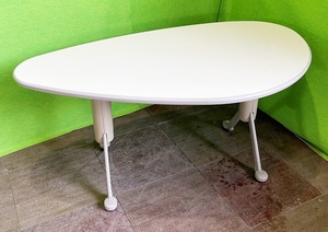 ３色あり【コクヨ製】　まるい三角形の跳ね上げ式 テーブル　W160cmD90cm ■U-895