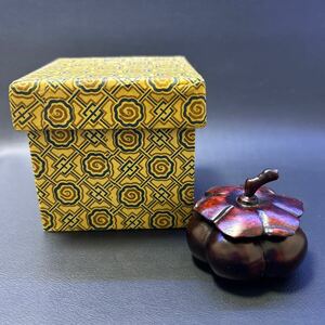 H22-19 茶道具 香合 柿香合　木製漆器　サイズ:直径約5.5cm、高さ約4.5cm 紙箱あり