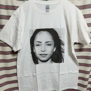 人気柄◆SADE シャーデー BIGプリントTシャツ (XLサイズ) 送料無料/新品★　バンドTシャツ 検索)SACAI サカイ　半袖カットソー