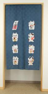 新品　 暖簾　のれん 日本製 縁起のれん　レースプリントのれん：七福ねこ柄：招き猫の柄　紺色