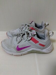 NIKE 春夏スニーカー23.5cm　女の子　グレー