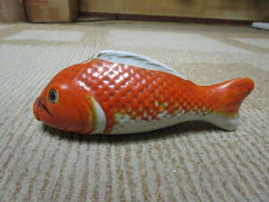 ビンテージレトロアンティーク　射的人形　陶磁器人形　魚　鯉　錦鯉　尾びれ付近ヒビ有　追加画像有全長約15cm幅約4.8cm高さ約5.8cm