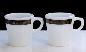 おすすめ! オールド パイレックス エボニー テーブルウェア マグ カップ２個 耐熱 ミルクガラス コーヒー ココア ビンテージ