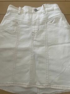 【使用回数僅少・美品】GU ジーユー オフホワイトデニムスカート　150cm