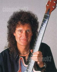 ブライアン・メイ Brian May/ギターを立てて持つ写真/クイーン Queen
